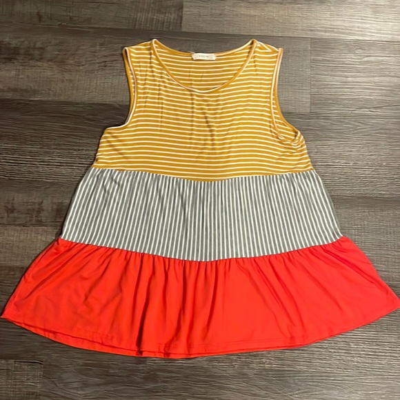 entro Tops - entro tank - flowy and longer length size small